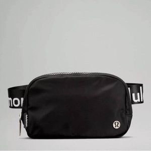 Lululemon Everywhere Belt Bag Logo strap black belt bag